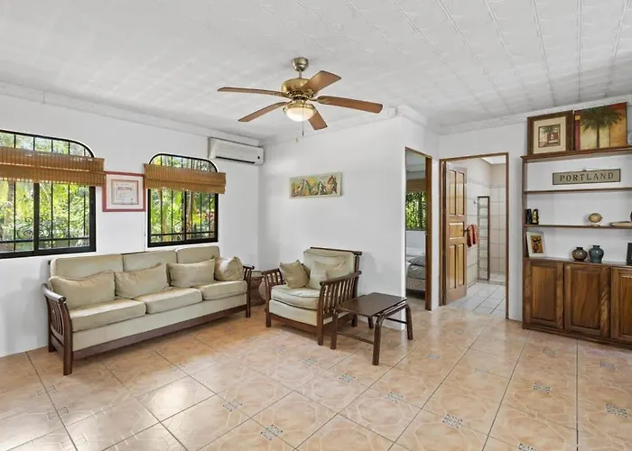 2-bedroom House With Pool Holiday home